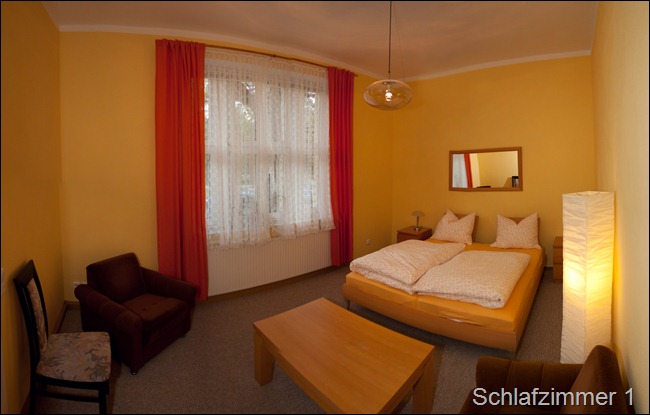 Schlafzimmer 1